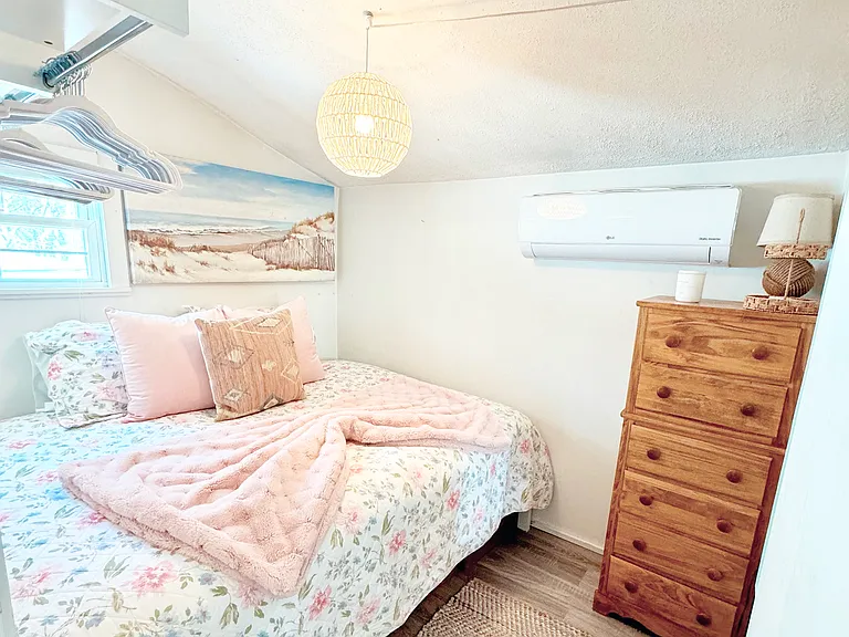 Queen bedroom with brand new mattress Sept 2024.