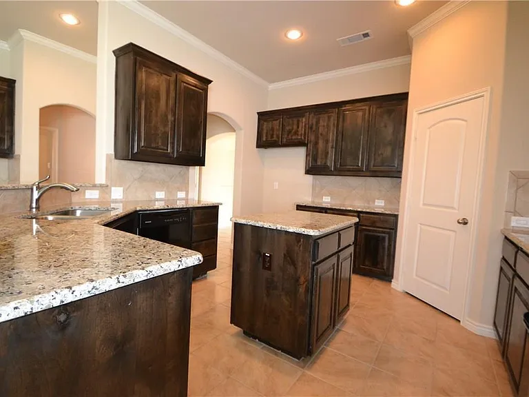 804 Willow Wood Dr — Photo 5