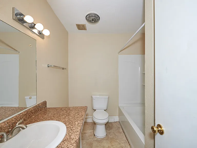2414 Memorial Blvd #4 — Photo 6