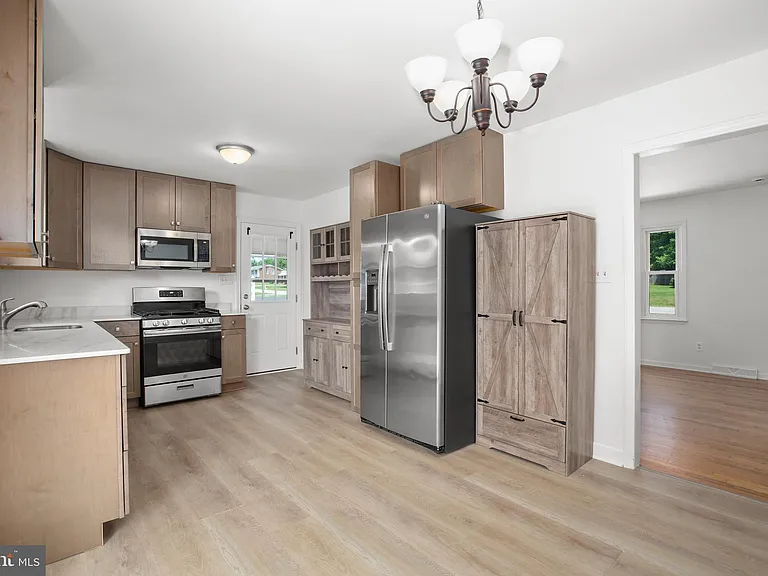 803 Grafton St — Photo 9