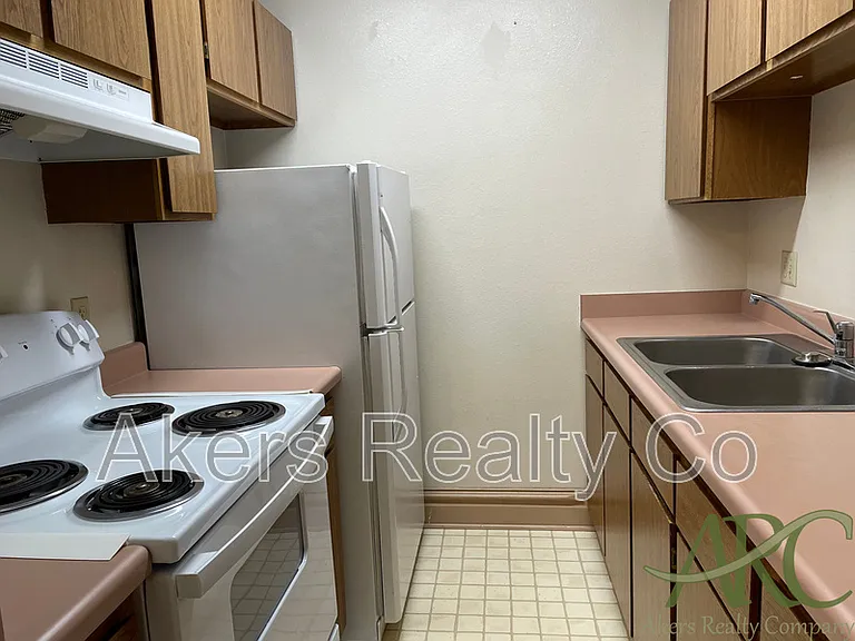 411 W 11th St #B — Photo 4