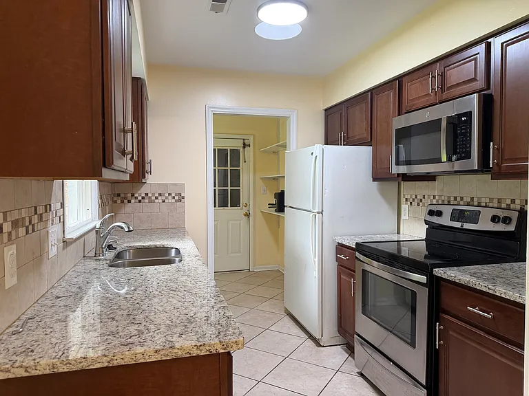 403 Meadowbrook Dr — Photo 6