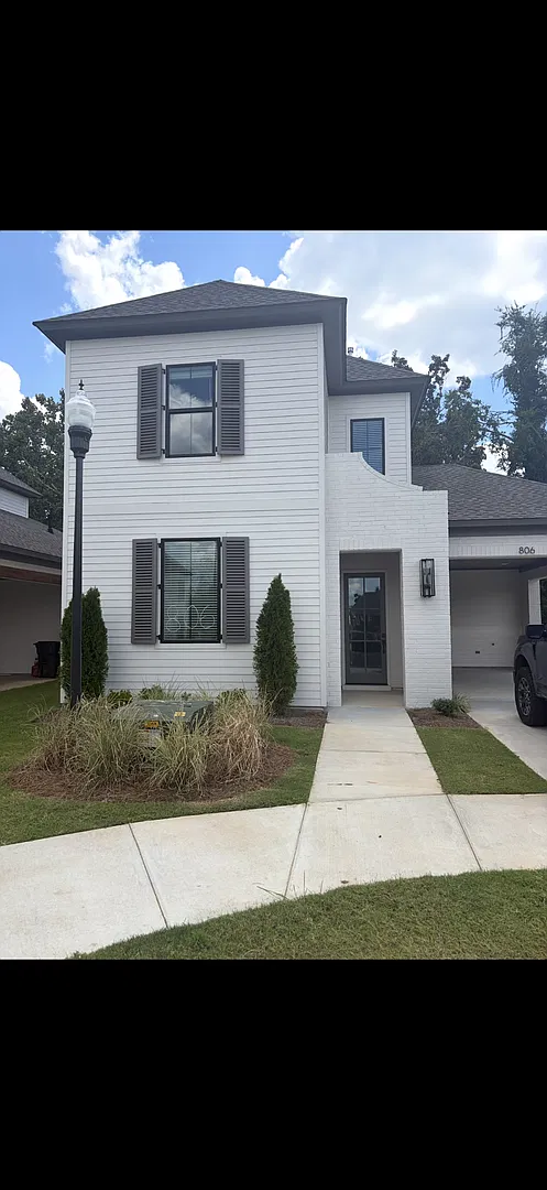Belmont 806 — Photo 1