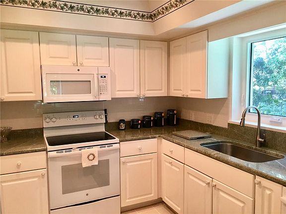 4th image of 423 Silver Moss Dr