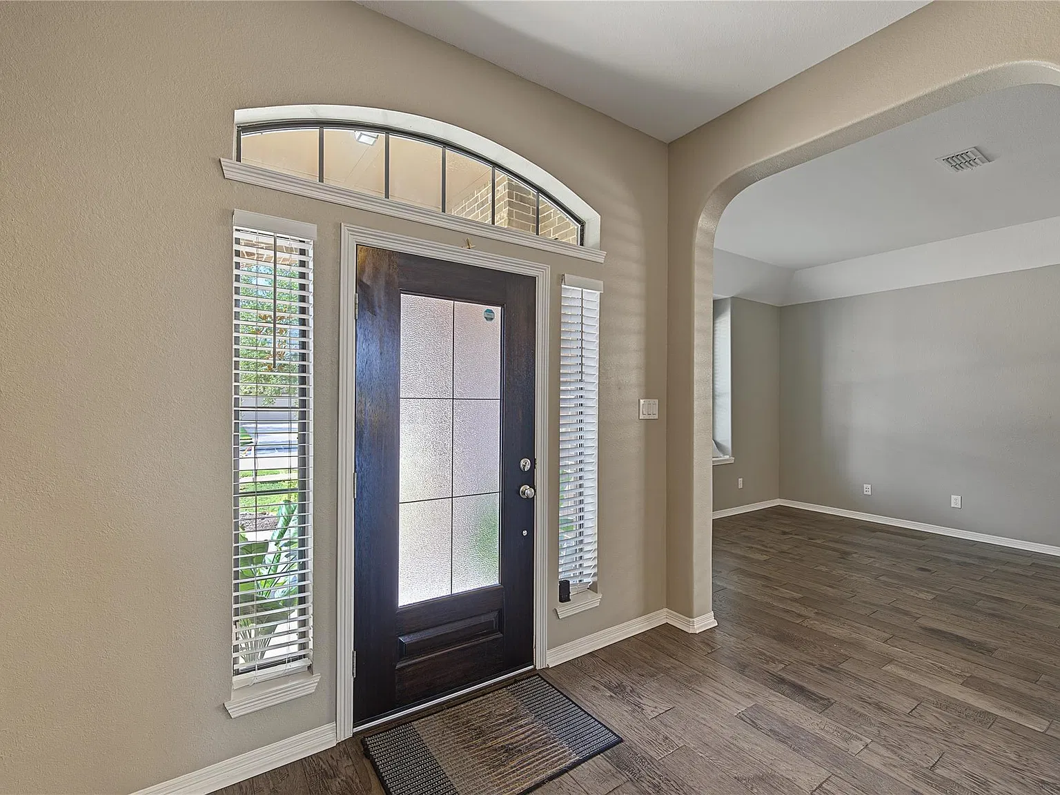 4 bed, 3.5 bath, 2860 sqft, $3,300 — Photo 3