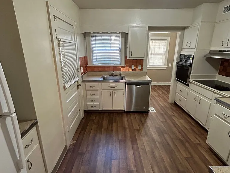 5446 Charlotte St — Photo 9