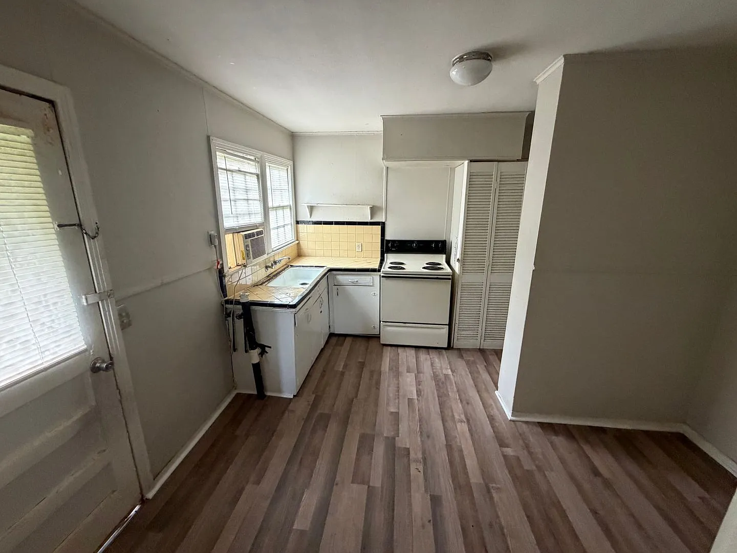 New Paint and Flooring, 1 Bedroom Bossier Home — Photo 4