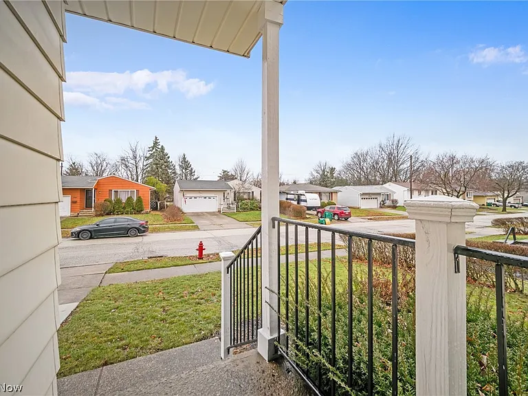 15067 Rochelle Dr — Photo 31