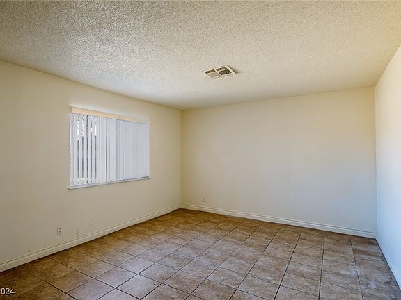3rd image of 825 Hedge Way Unit 4