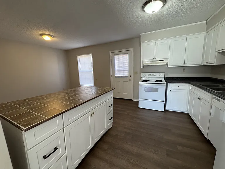 113 Cedar Dr #4 — Photo 3