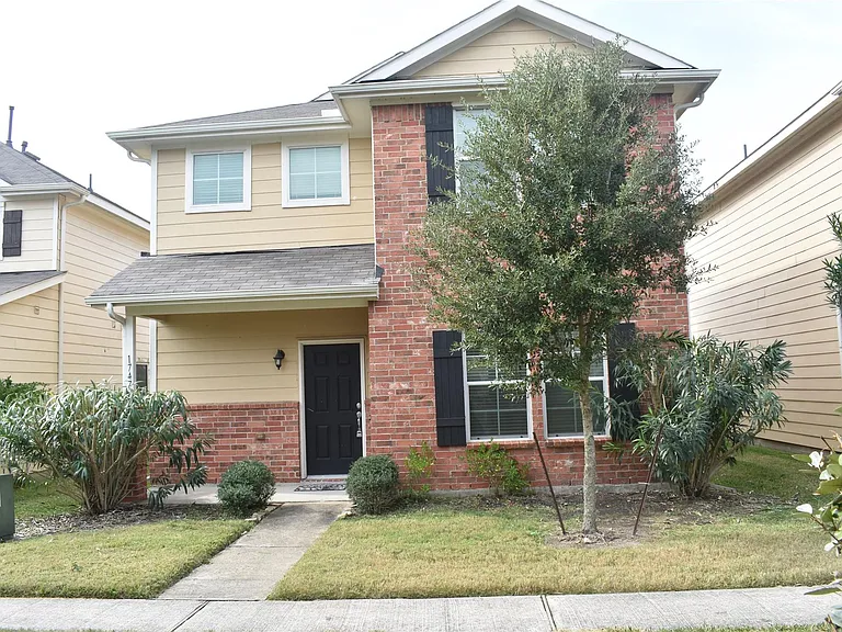 1747 Nichole Woods Dr — Photo 2