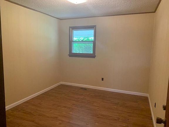 4th image of 164 Myrtle Ave