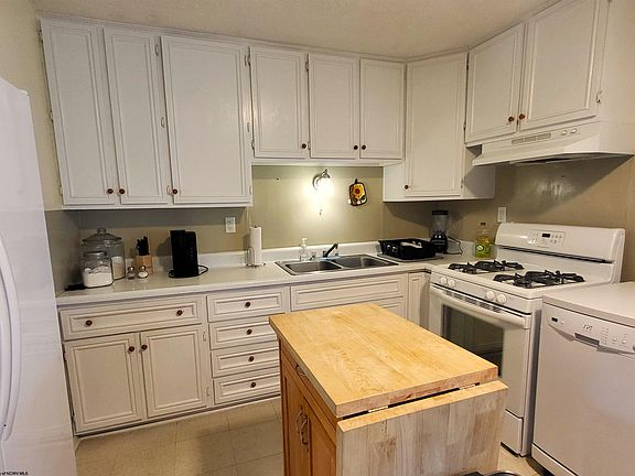 3rd image of 50 Grant View Dr