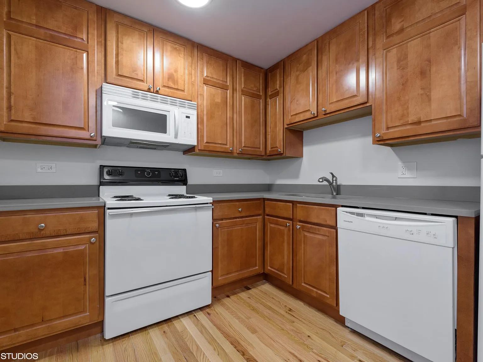 1740 Hinman Ave — Photo 4
