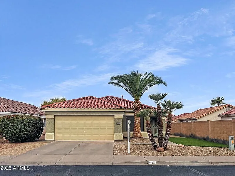 3 bed, 2.0 bath, 1231 sqft, $2,290 — Photo 2