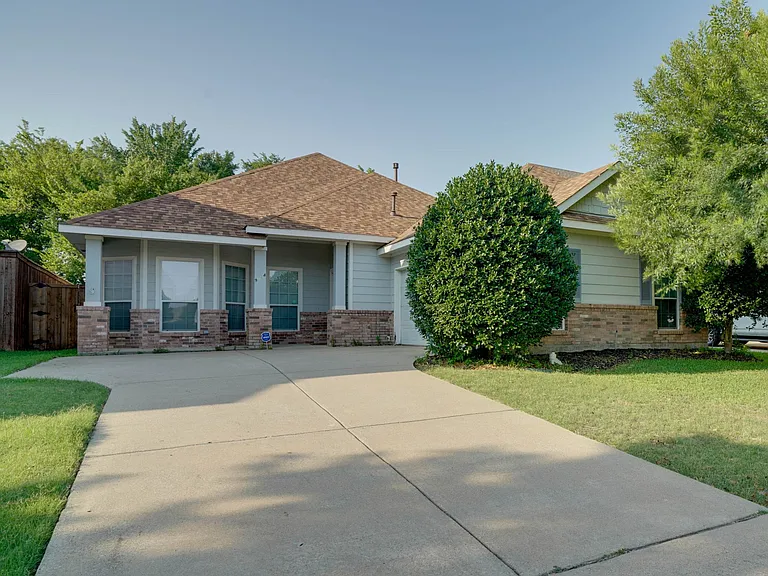 9724 Water Tree Dr — Photo 1