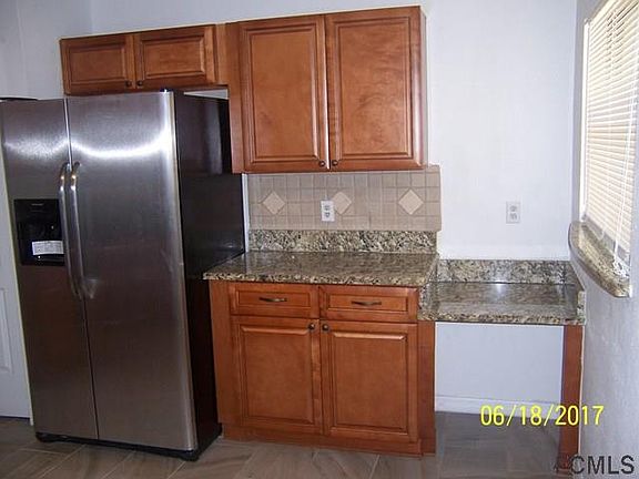 5th image of 20 Philmont Ln