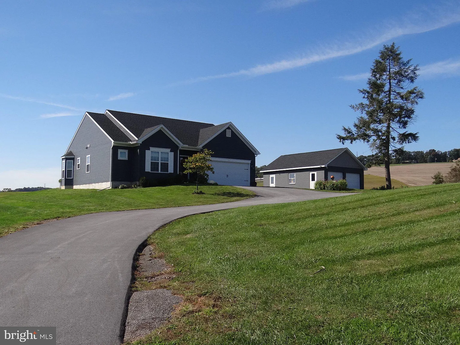3 bed, 2.0 bath, 1661 sqft, $2,900 — Photo 1