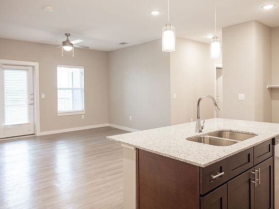 3rd image of 1911 W San Antonio St #528