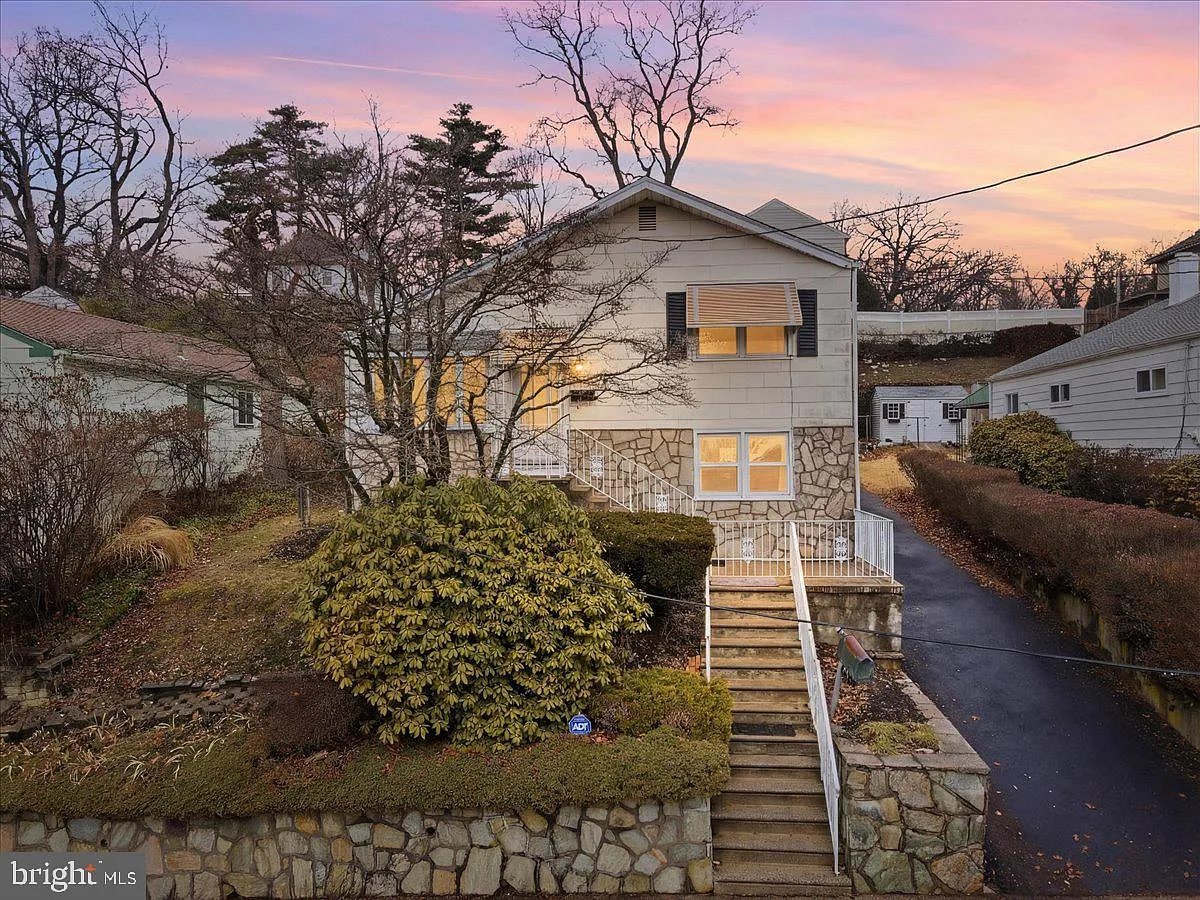 152 Egerton Ave photo 1