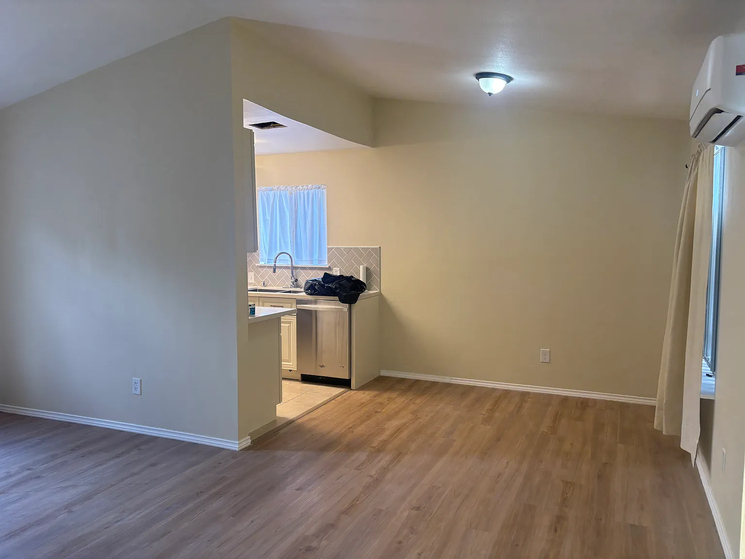 4 bed, 1.5 bath, 1300 sqft, $2,100 — Photo 4