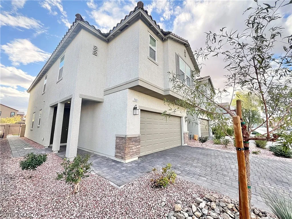 5 bed, 3.0 bath, 2475 sqft, $2,600 — Photo 2