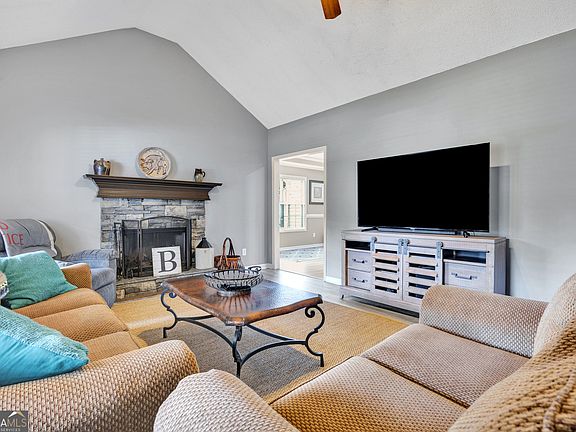4th image of 465 Berkshire Dr