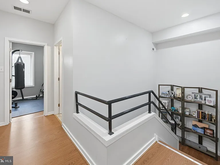 2568 Collins St — Photo 23