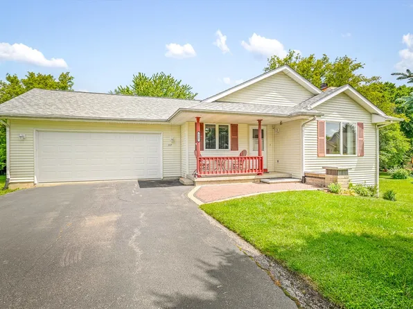 117 Pembroke Rd SW, Poplar Grove, IL 61065