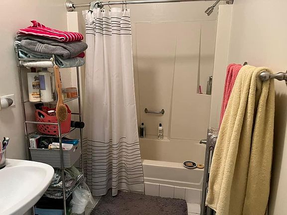 5th image of 1728 W Thome Ave #1