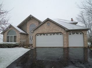 9023 Loch Glen Dr, Crystal Lake, IL 60014