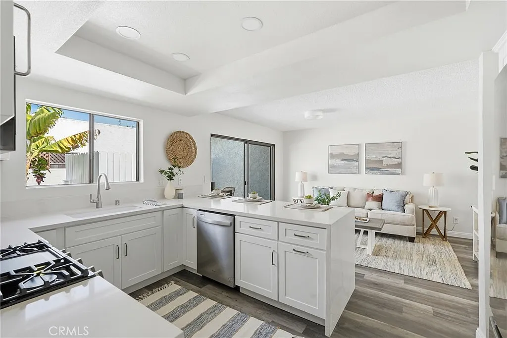 3 bed, 1643 sqft, $3,950 — Photo 3