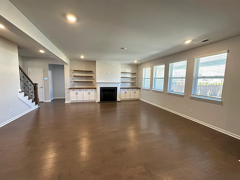 304 Greymoor Ln — Photo 4