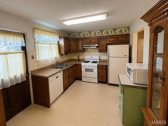 2nd image of 232 Newton Pl