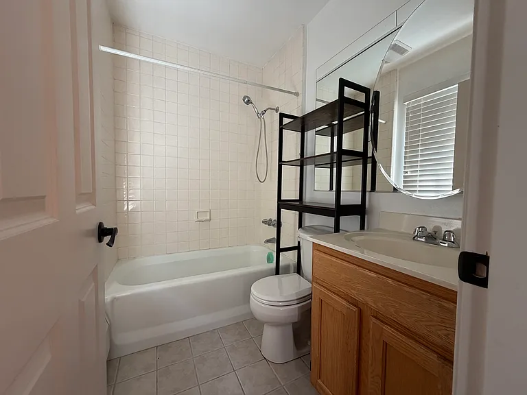 18 Bates St #E — Photo 9