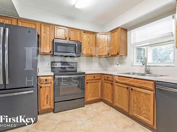 5th image of 2585 Parrot St