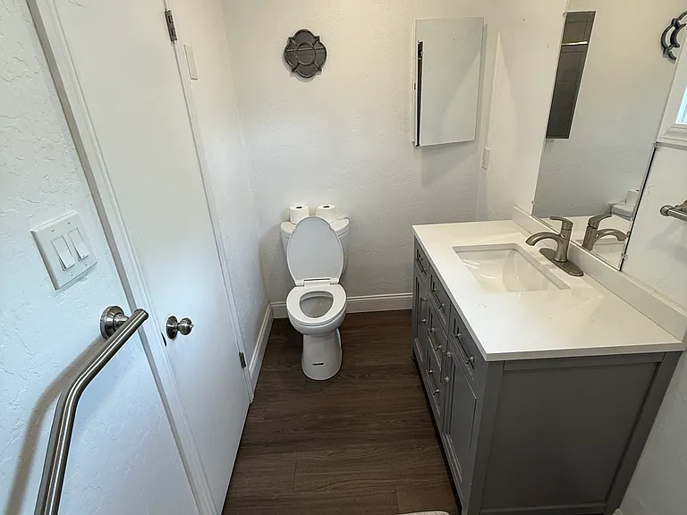 927 University Ave — Photo 8