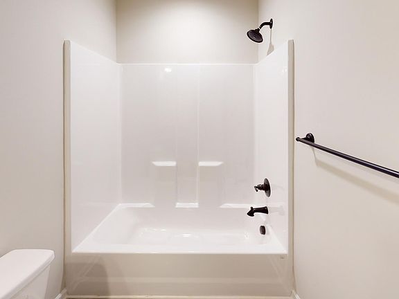 Full Bathroom in Premier Series 2977 from Hyde Homes