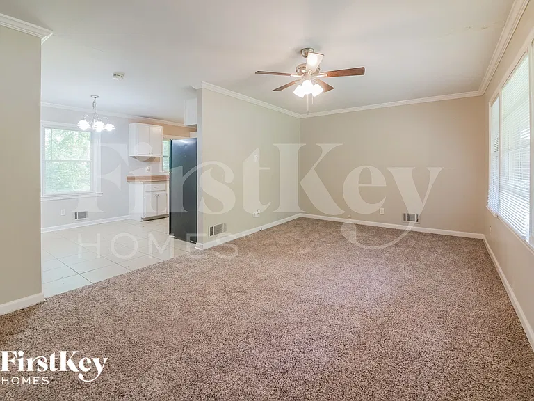 1098 Holly Cir — Photo 5