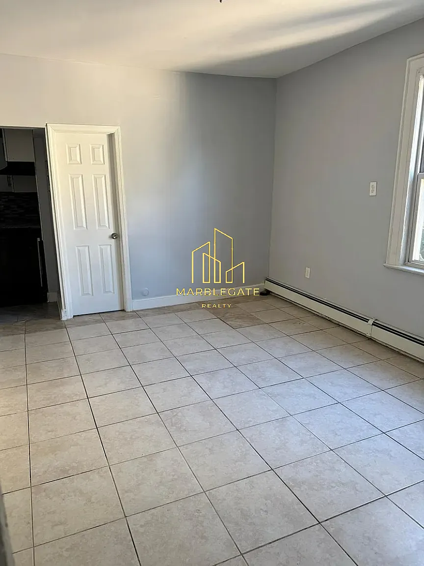 3 bed, 1050 sqft, $1,900 — Photo 2
