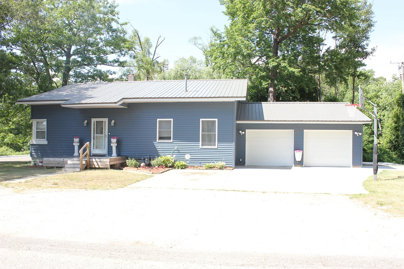 2014 Madalene Ave photo 1