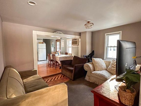 4th image of 910 Magnolia Ave