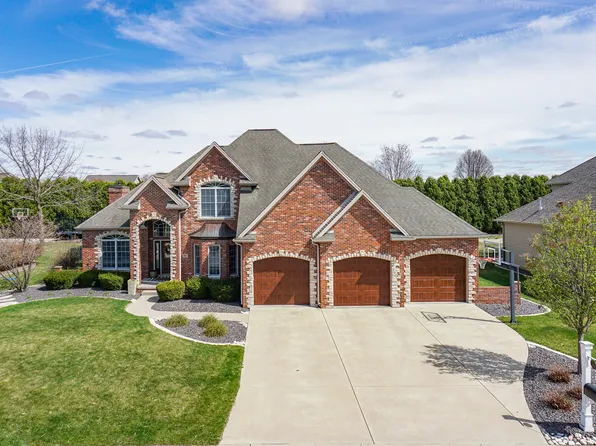 32 Stonebrook Ct, Bloomington, IL 61704