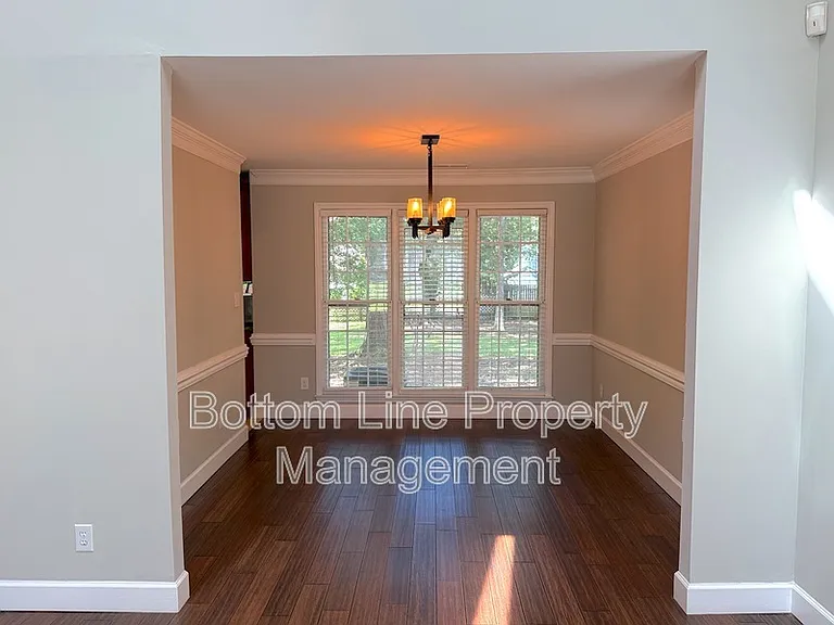 2321 Heathershire Ln — Photo 5