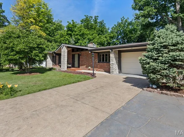 139 College Dr, Saint Charles, MO 63301