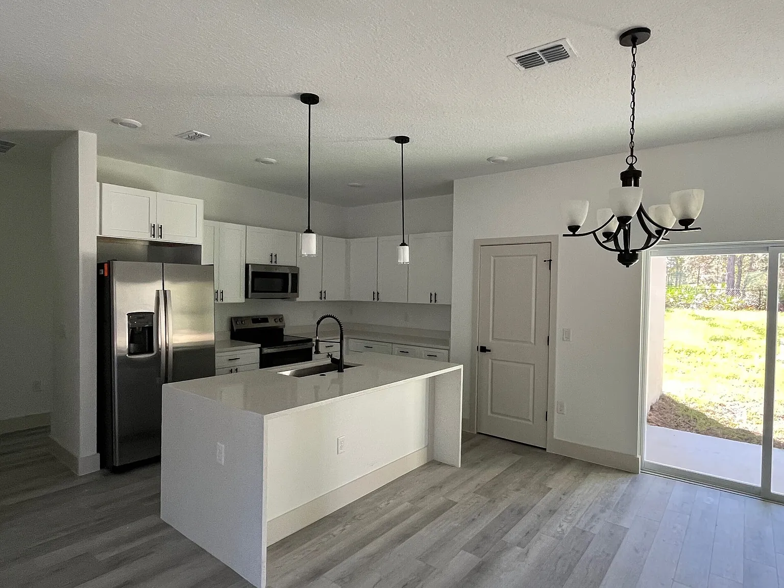 4 bed, 2.5 bath, 1679 sqft, $2,000 — Photo 2