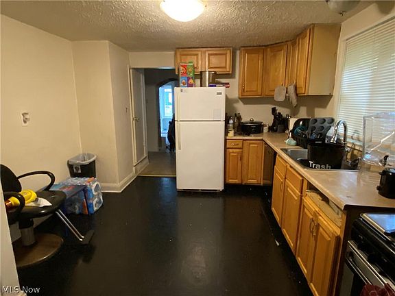 3rd image of 122 Berwyck Dr