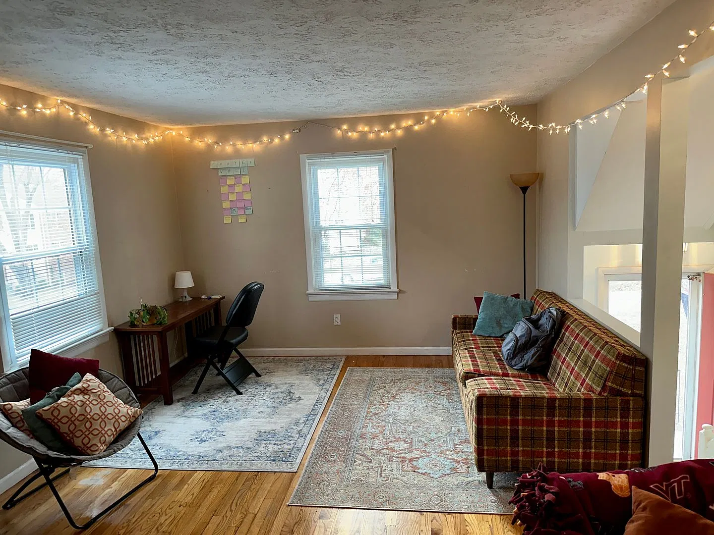 Spacious Corner Town Home With Large Yard — Photo 2