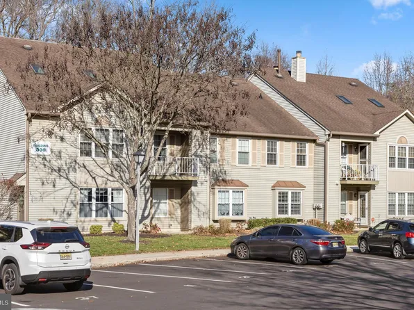 302 Harwood Ct, Mount Laurel, NJ 08054