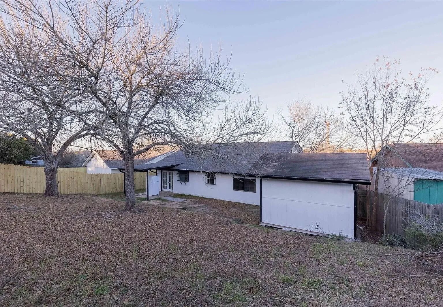 3 bed, 2.0 bath, 1330 sqft, $1,750 — Photo 2